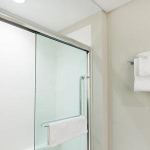 Holiday Inn Express & Suites Beach Beachfront by IHG - 43