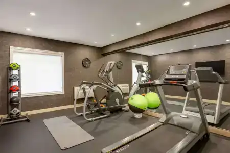 Days Inn by Wyndham Toronto West - 10