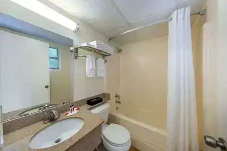 Super 8 by Wyndham Sarasota Area - 7