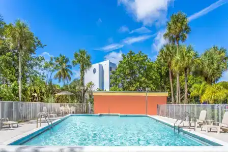 Days Inn by Wyndham Fort Lauderdale Airport Cruise Port - 8