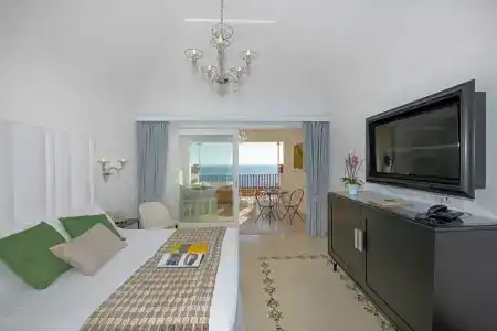 Eden Roc Suites - 241