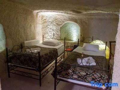 Caravanserai Cave - 304