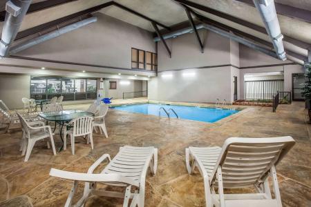 Days Inn & Suites by Wyndham - 10