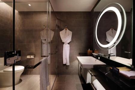 DoubleTree by Hilton Lakeside - 9