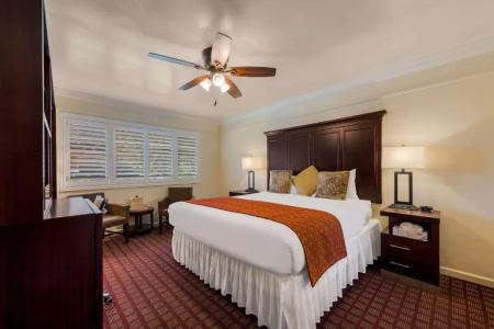Clarion Collection Oaks Inn - 17
