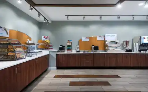 Holiday Inn Express & Suites i-95 & i-20 Civic Ctr, An Ihg - 8