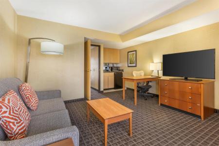 Best Western Plus Thunderbird Suites - 39
