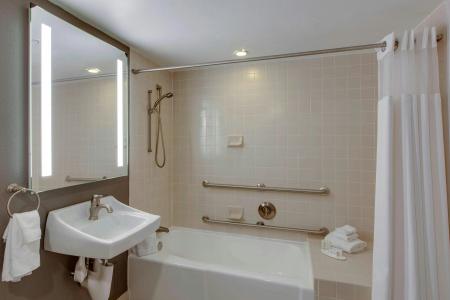 Courtyard by Marriott Boston Logan Airport - 7