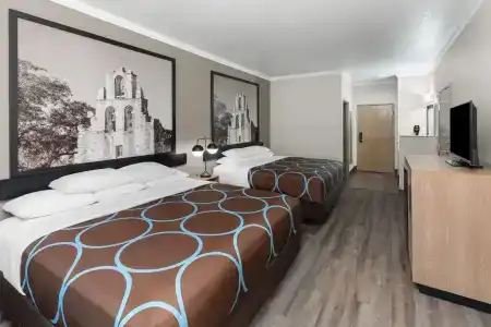 Super 8 by Wyndham San Antonio/Alamodome Area - 7