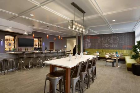 DoubleTree by Hilton Airport - 21