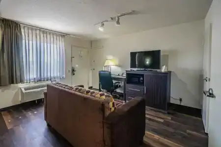 Super 8 by Wyndham Airport - 20