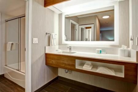 Hampton Inn & Suites by Hilton-Airport - 57