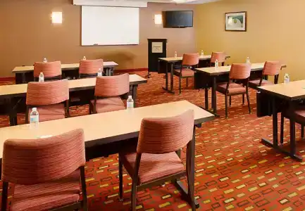 Courtyard by Marriott at Hamilton Place - 14