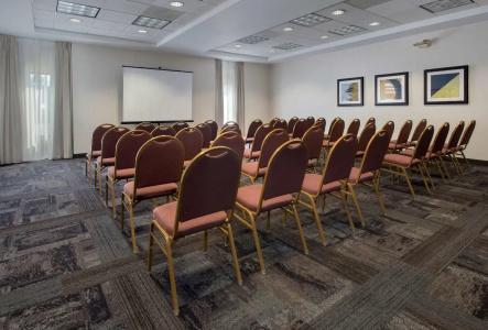 Hampton Inn Boston Logan Airport - 35