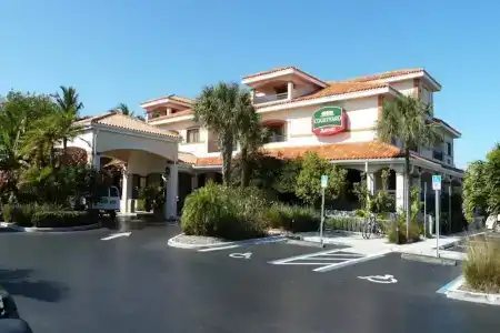 Courtyard by Marriott Waterfront - 0
