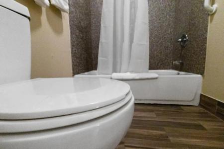Econo Inn & Suites - 37