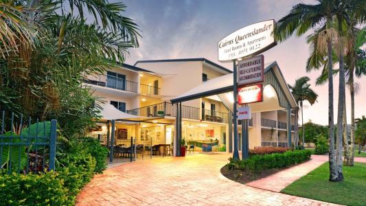 Cairns Queenslander & Apartments - 17