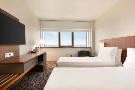 Ramada by Wyndham Lisbon - 8