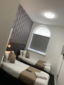 Trivelles - Manchester - Cross Lane - 30
