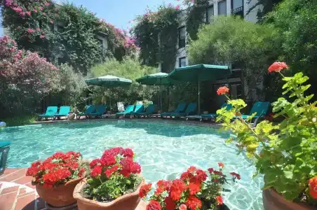 El Vino & Suites - 10