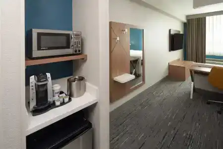 Cambria Miami Airport - Blue Lagoon - 31