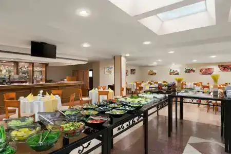 Ramada by Wyndham Sofia City Center - 10