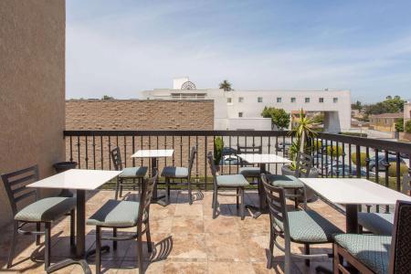Ramada by Wyndham Culver City - 9