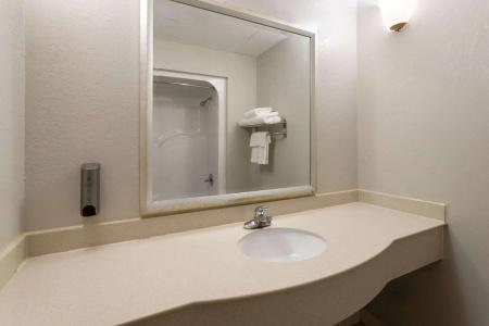 Days Inn & Suites by Wyndham - 7