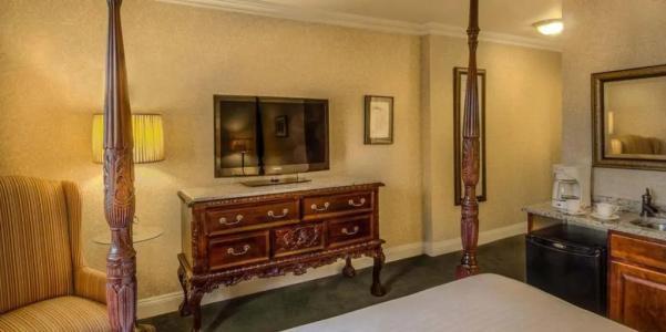 Red Coach Inn - 81