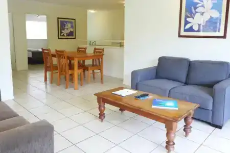 Cairns Queenslander & Apartments - 11