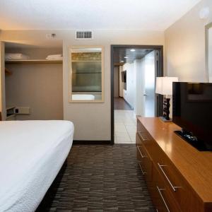 The Barclay Towers and Resort - 6