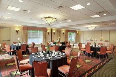 Hilton Garden Inn East - 26