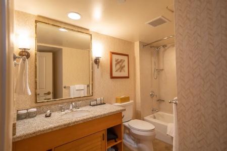 Embassy Suites by Hilton Waikiki Beach Walk - 42