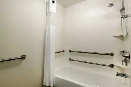 Hampton Inn West - 7