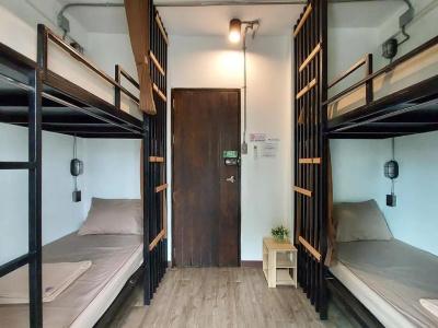 Feel Good Bangkok Hostel - 60