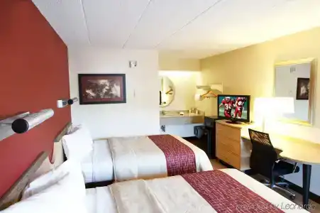Red Roof Inn Airport - 2