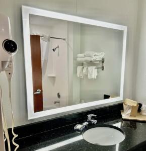 Days Inn & Suites by Wyndham - 16