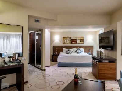 DoubleTree by Hilton Bucharest Unirii Square - 58