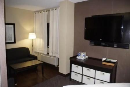 Four Points by Sheraton & Suites West - 39