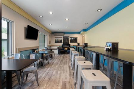 Days Inn and Suites by Wyndham Downtown-University - 14