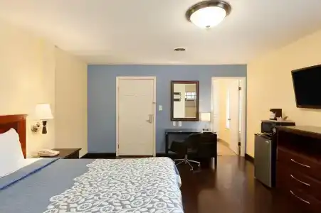 Days Inn by Wyndham Austin/University/Downtown - 3