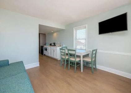 Commander & Suites - 94