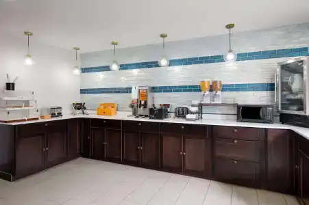 La Quinta Inn by Wyndham Indianapolis Airport Executive Dr - 14