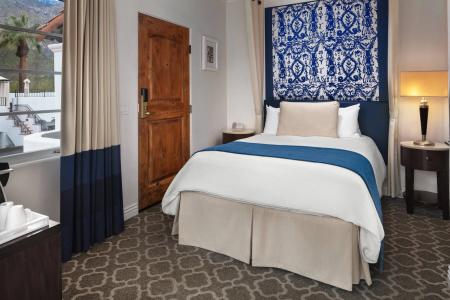 Triada, Autograph Collection - 52