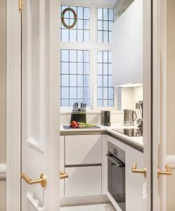 11 Cadogan Gardens & - 102