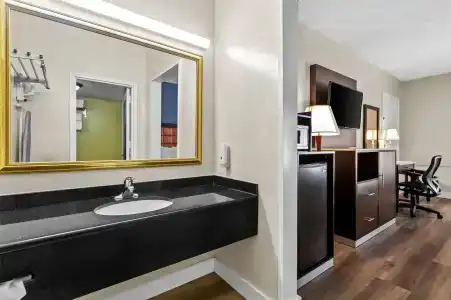 Quality Inn Airport - Cruise Port - 40