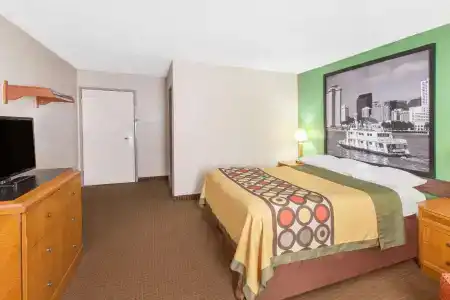 Super 8 by Wyndham LA - 13