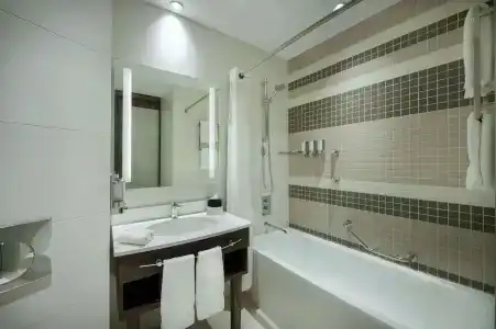 Hampton By Hilton Dubai Airport - 8