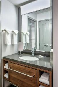 Courtyard by Marriott Chicago Downtown/River North - 41