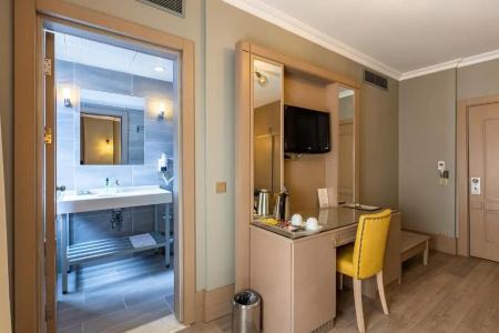Seraglio & Suites - 80